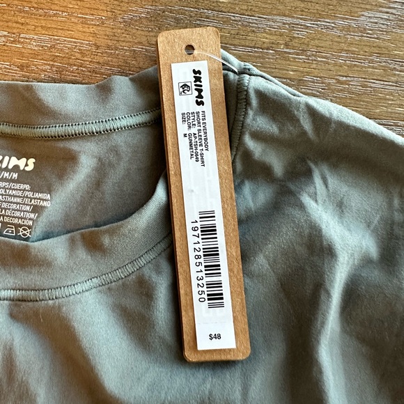 NWT SKIMS Fits Everybody Short Sleeve Tshirt in the color Gunmetal Size Medium - Picture 5 of 8